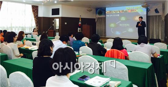 전라남도교육청(교육감 장만채)은 교육지원청 및 학교에 배치된 전문상담교사를 대상으로 9일부터 10일까지 1박2일로 ‘존중과 배려가 있는 즐거운 학교를 위한 전문상담교사 직무연수’를 실시했다.
