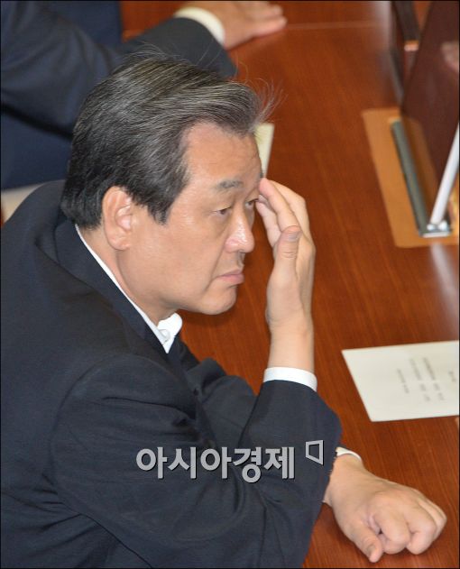 [포토]심각한 표정의 김무성 대표