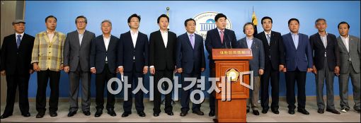 [포토]탈당 선언하는 새정치 중앙당 당직자 출신 당원들