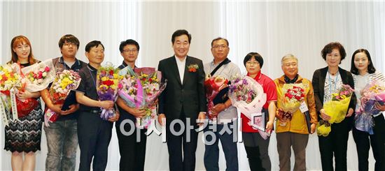 이낙연 도지사가 9일 오후 여수시 소라면 유캐슬호텔에서 스마트 농업경영 실현 및 미래성장 창조농업 실현을 위한 제7회 전남정보화 농업인 전진대회에 참석, 정보화농업인 연합회 발전과 전남 농업ㆍ농촌 정보화를 위해 헌신적으로 노력한 농업인에 대한 전라남도지사 표창을 수여한 뒤 기념촬영을 하고 있다.사진제공=전남도
