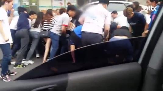 승용차에 깔린 여고생을 구하는 시민들. 사진=JTBC 방송화면 캡처