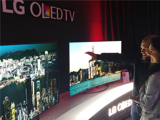 카를로비바리 영화제를 찾은 관람객들이 65형 LG 울트라 올레드 TV를 감상하고 있다.
