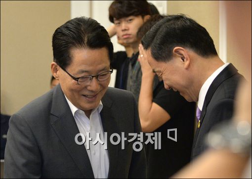 [포토]인사하는 박지원·김상곤