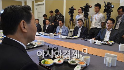 [포토]김상곤 혁신위원장 만나는 3선의원들