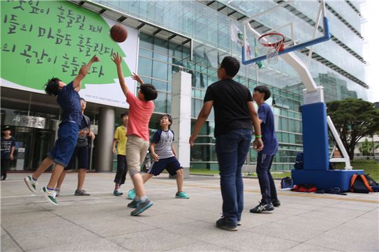 관악구청 앞마당 농구대 아이들 인기 놀이마당 