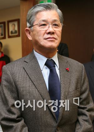 최신원 SKC회장, 직원들과 김장 김치 22t 전달