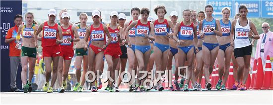 [포토]광주U대회, 힘차게 달리는 여자 20km 경보선수들