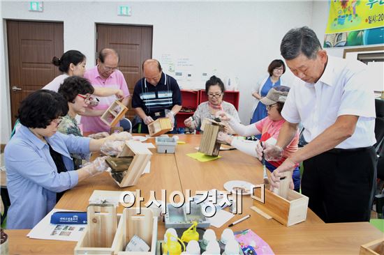 광주 동구는 10일 동명커뮤니티센터에서 행복학습센터 목공예교실을 개강했다. 목공예교실에 참여한 20여명의 수강생들은 실생활에서 사용할 수 있는 우체통, 약상자, 꽃이 만들기 체험을 실시했다. 사진제공=광주시 동구