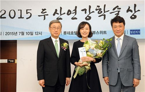 ▲박용현 두산연강재단 이사장(왼쪽)이 10일 서울 소공동 롯데호텔에서 열린 2015 두산연강학술상 의학논문 부문 시상식에 참가해 수상자인 김미나 조교수(가운데)와 이왕준 신문 ‘청년의사’ 발행인과 기념 촬영을 하고 있다.
