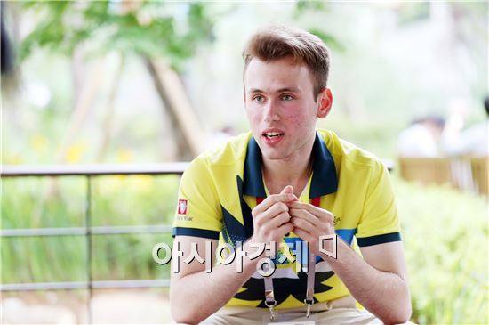 [광주U대회]“치맥이 꿀잼”한국사랑 푹 빠진 푸른 눈 청년