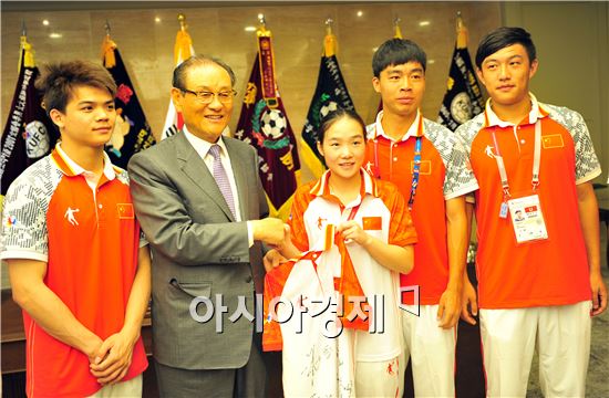 중국선수단과 기자단은  박기인 학교법인 성인학원 호남대학교 설립자 겸 이사장에게 사인 유니폼을 증정하고있다.