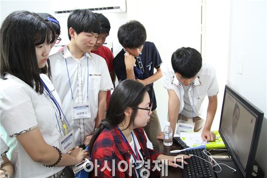 장성 백암중학교 학생들이 10일 오후 1시 세계 대학생 LTE 방송국 유니브로(주간 정 철)를 방문해 현장학습을 실시했다. 


