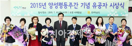 [포토]이낙연 전남도지사,양성평등주간 기념 유공자 시상