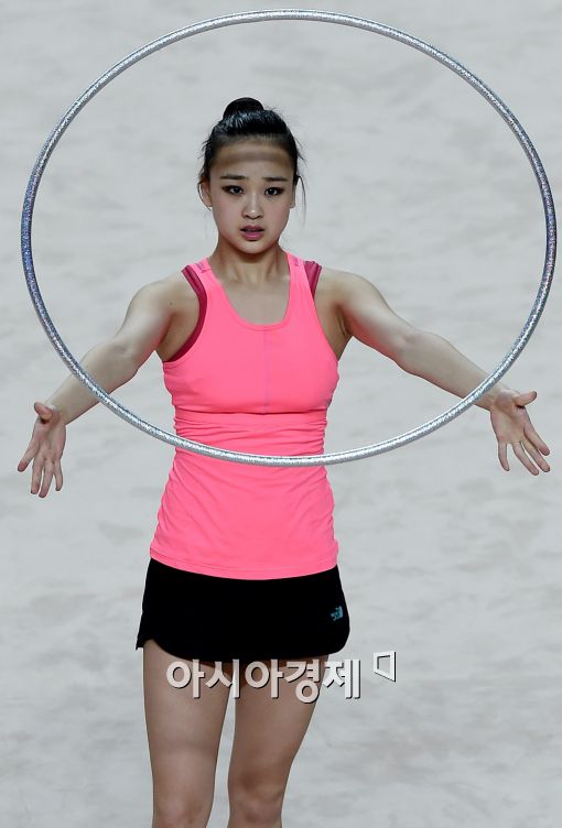 [포토]손연재 '이번엔 후프 연습'