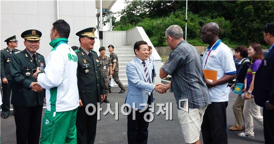 윤장현 광주시장이 10일 U대회에 참가한 한국군 파병국가 임원 선수단을 맞아 반갑게 악수를 나누고 있다.  