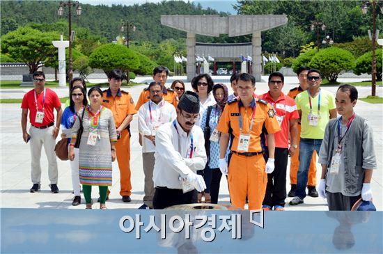 [광주U대회]네팔선수단, 5·18묘지 참배