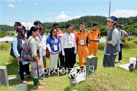 2015광주하계유니버시아드에 참가한 네팔 대표단이 10일 한국 민주주의의 본산이자 ‘광주정신’의 근원지인 국립5·18민주묘지를 찾았다. 
