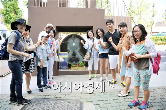 김현숙 양림동 역사문화마을 팸투어 가이드가 관광객들과 파이팅을 외치고있다.