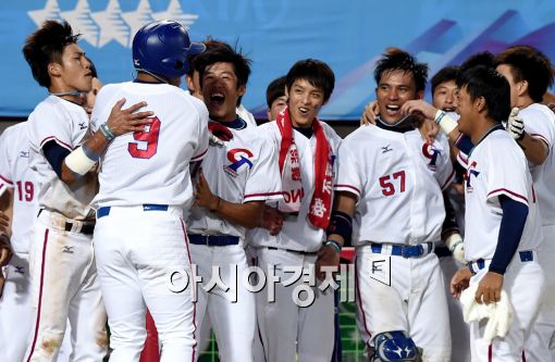 [포토]기뻐하는 대만 야구대표팀