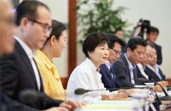 박근혜 대통령이 10일 오전 청와대에서 열린 통일준비위원회 민간위원 집중토론회에 참석해 모두발언을 하고 있다.(사진제공 : 청와대)