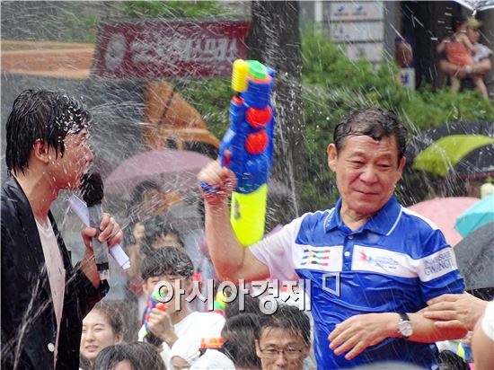 윤장현 광주시장이 11일 오후 광주 동구 금남로에서 열린 '2015광주물총축제'에서 시민들과 물총놀이를 즐기고 있다.