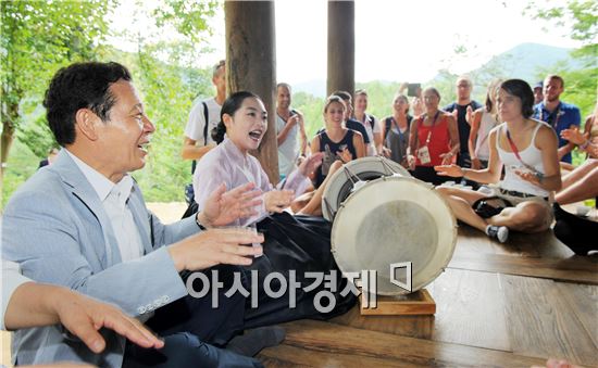 윤장현 광주광역시장이 11일 오전 광주하계U대회 참가 선수단 등을 위한 팸투어 코스 중 한곳인 환벽당(광주 북구 충효동)을 방문해 투어 참가단과 즐거운 시간을 보내고 있다. 사진제공=광주시