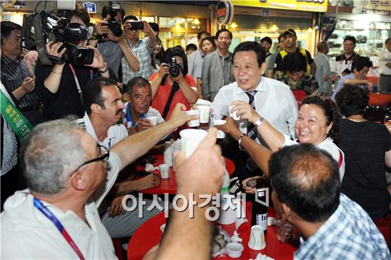 [포토]윤장현 광주시장, 대인예술야시장에서 외국인들과 대화