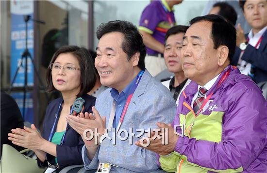 이낙연 전남도지사, 광주 U대회 축구 경기장 안전 점검