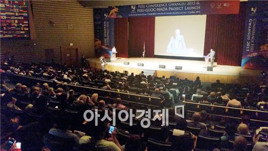 대학스포츠 발전을 모색하는 2015 광주 FISU 컨퍼런스가 11일 오후 3시 광주광역시청 3층 대강당에서 개막했다.
