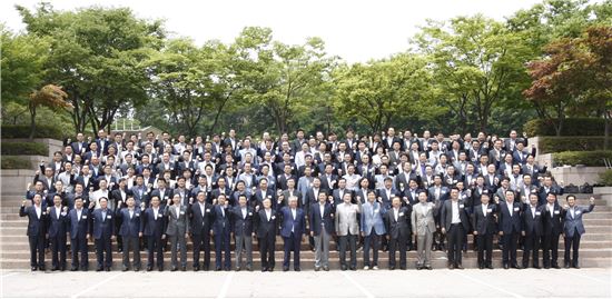 김연배 부회장(앞줄 가운데)이 하반기 경영전략회의에 참석한 경영진 및 임원들과 함께 기념촬영을 하고 있다.