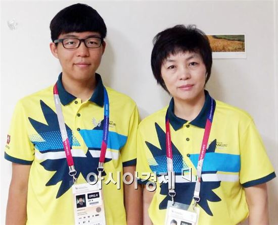 [광주U대회]모(母)·자(子) 자원봉사‘화제’