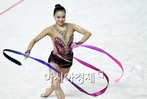 [포토]리본 연기하는 손연재, '아름다운 미소'