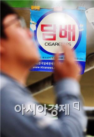 애연가 옆에 있으면 담배 더 핀다…간접흡연의 위험성