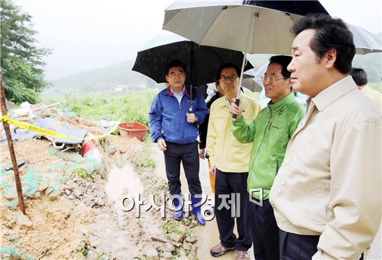 [포토]이낙연 전남도지사,강진 태풍피해 현장 방문