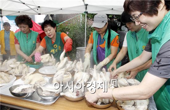 [포토]광주시 북구 문화동, 저소득세대 초복 삼계탕 전달