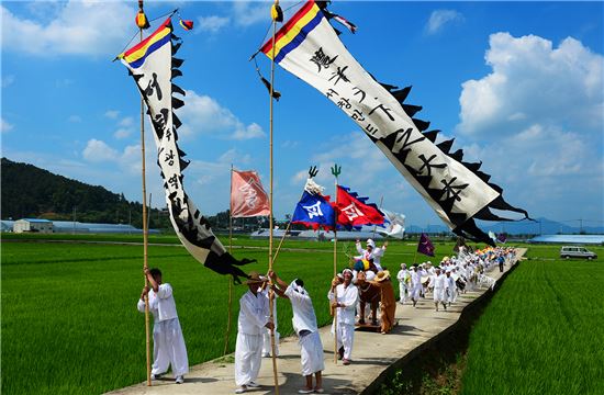 광주광역시 서구는 오는 23일 오전 10시부터 서창 발산마을 들녘에서 올해로 17번째를 맞는 ‘서창 만드리 풍년제’를 개최한다. 사진은 지난해 펼쳐진 제16회 서창만드리 풍년제 재현행사 모습.