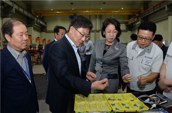 [포토]윤상직 장관 신흥정밀 방문…스마트공장 성과 확인