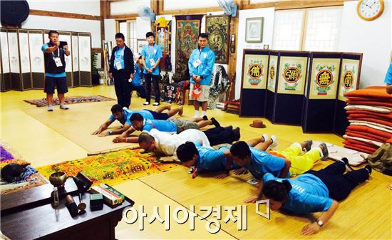 [광주U대회]선수단, 한국 불교문화에 흠뻑 빠져