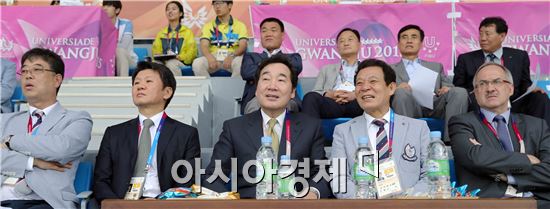 [포토]한국축구 관전하는  윤장현·이낙연 시도지사