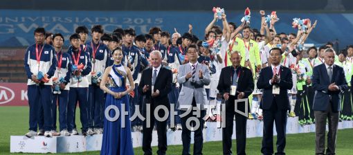 [포토]축구대표팀, 은메달 시상식