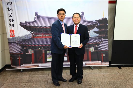 샤오롱(왼쪽) 중국 칭다오 엘리트글로벌 문화＆예술교류회사 대표가 백제문화제 홍보대사 위촉증을 펼쳐보이며 기념사진을 찍고 있다.