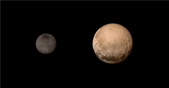 ▲뉴호라이즌스 호가 11일 촬영한 명왕성(오른쪽)과 가장 큰 위성인 카론.[사진제공=NASA]
