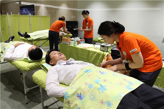 녹십자 임직원이 지난13일 경기도 용인의 녹십자 본사에서 열린 '사랑의 헌혈' 행사에 동참하고 있다