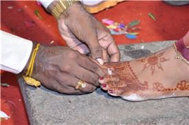 인도 여성들은 발 장신구 재료로 은을, 손ㆍ목ㆍ얼굴 장신구 재료로 금을 선호한다.