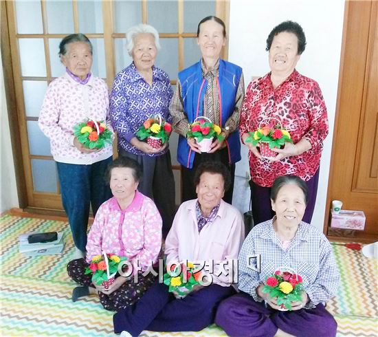 곡성군(군수 유근기)은 성인문해교육 보조프로그램을 통해 문해교사들의 교수학습능력을 신장시켜 어르신에게 교육의 수혜가 돌아가도록 심혈을 기울이고 있다. 어르신들이 카네이션 화분을 만들고 기념촬영을 하고있다.
