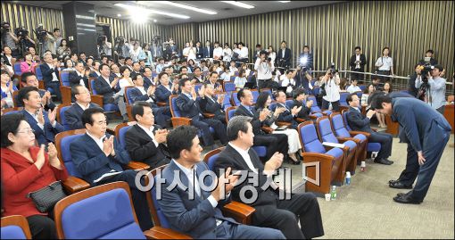 [포토]박수로 추대된 원유철·김정훈 새 원내지도부