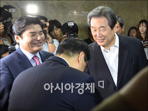 [포토]인사하는 김무성·신임 원내지도부