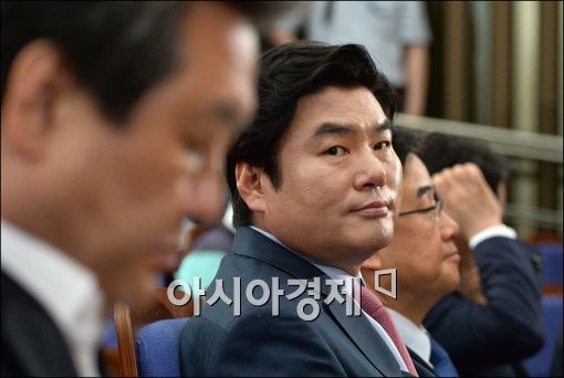 [포토]김무성 대표 바라보는 원유철 새 원내대표