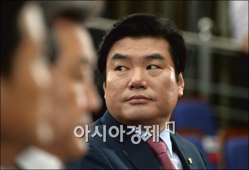 [포토]새 원내대표로 추대된 원유철