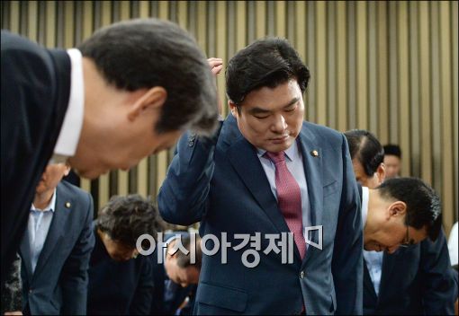 [포토]원유철, 새누리당 새 원내대표 추대